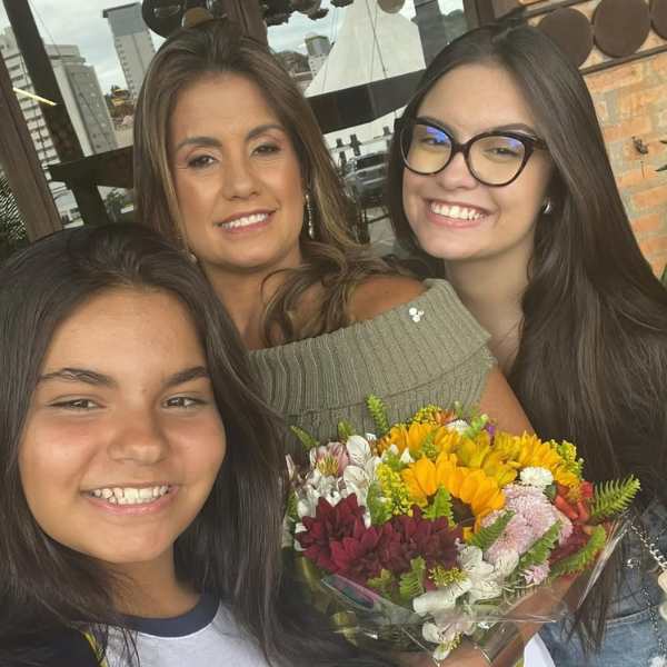 Marcelle, mãe, com suas filhas